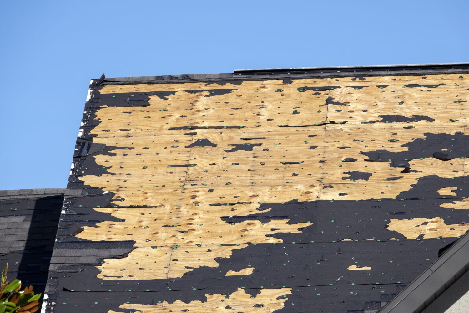 hurricane-ian-destroyed-house-roof-in-florida-resi-2023-11-27-04-49-30-utc-2-scaled.jpg